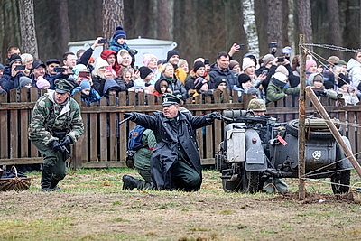 Масштабная военно-историческая реконструкция состоялась в мемориальном комплексе \"Партизанская криничка\" в Гомеле