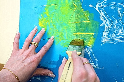 Познать душу через касание. Удивительная история незрячей художницы и ее тактильных картин