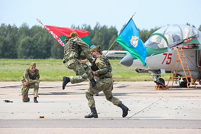 Высший пилотаж. Как в Мачулищах отпраздновали День военно-воздушных сил Беларуси