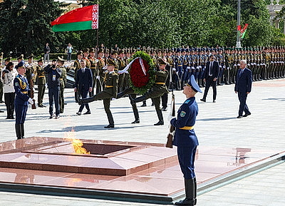 Президент Кубы возложил венок к монументу Победы в Минске
