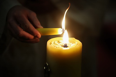 Символ мира, любви и религиозного единства. В Гродно прибыл Вифлеемский огонь