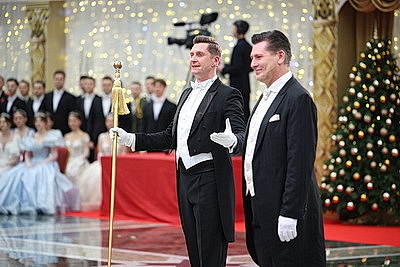 Вальс, кадриль и полонез. Дворец Независимости собрал участников красочного новогоднего бала