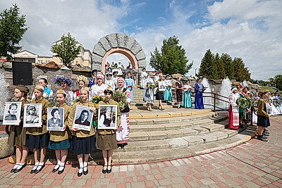 Посвящая 80 мирным годам. 80 венков спустили в Неман на акции \"Дзявочы вянок міру\" в Гродно