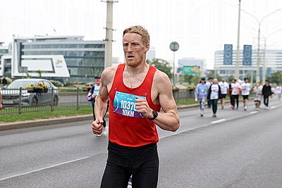Около 1800 участников из шести стран вышли на старт полумарафона One Run в Минске