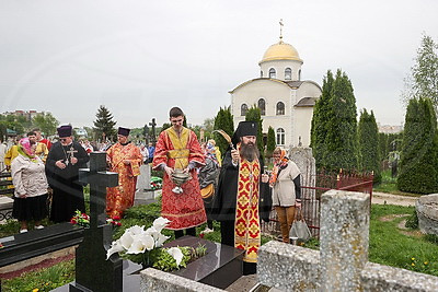 У православных верующих - Радуница
