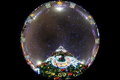 Новогодняя иллюминация превратила столицу в зимнюю сказку