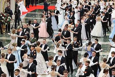 Вальс, кадриль и полонез. Дворец Независимости собрал участников красочного новогоднего бала