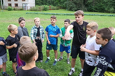 Спорт для сильных духом. С тренером хоккейного клуба \"Динамо Джуниверс\" встретились воспитанники лагеря \"Оптимист\"