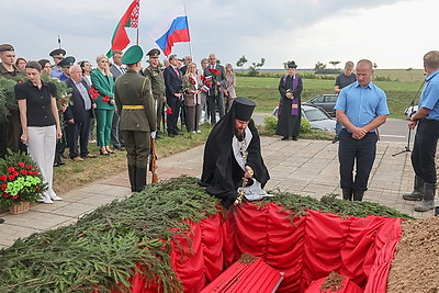 Останки 25 воинов Первой мировой войны захоронили в братской могиле в Гродненском районе
