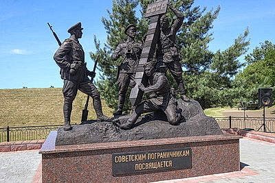 Памятник советским пограничникам открыли у стен Брестской крепости