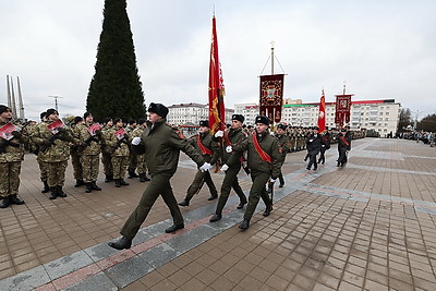 Молодое пополнение военнослужащих внутренних войск приняло присягу на площади Победы в Витебске