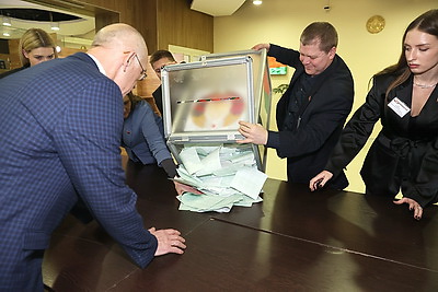 В Беларуси закрылись избирательные участки, начался подсчет голосов