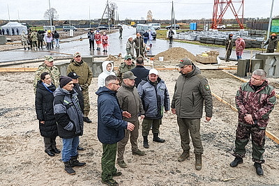 На братской могиле в Речицком районе трудится десант субботника