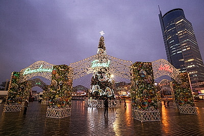 Новогодняя иллюминация превратила столицу в зимнюю сказку