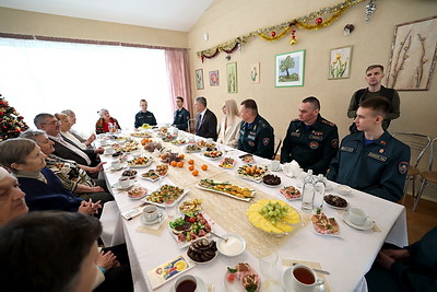 Спасатели поздравили с праздниками постояльцев пансионата \"Свiтанак\"