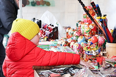 Зимняя сказка и вкусные угощения. Рождественская ярмарка открылась у Дворца спорта в Минске