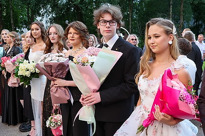 Прощание со школой: более 120 учащихся витебской гимназии №8 отметили выпускной