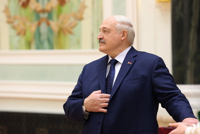 Лукашенко вручил государственные награды заслуженным представителям различных сфер