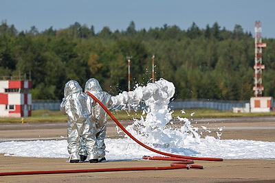 В Национальном аэропорту Минск прошло учение по тушению пожара и спасению людей