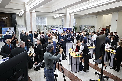 Дроны и цифровые двойники: выставка в области ИИ и робототехники проходит в Минске