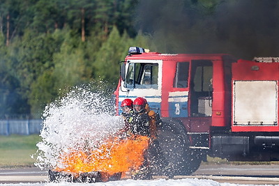 В Национальном аэропорту Минск прошло учение по тушению пожара и спасению людей