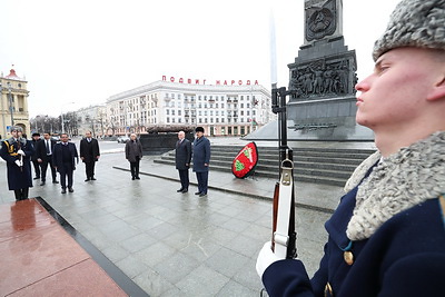 Верховный главнокомандующий Ливийской национальной армией возложил венок к монументу Победы в Минске