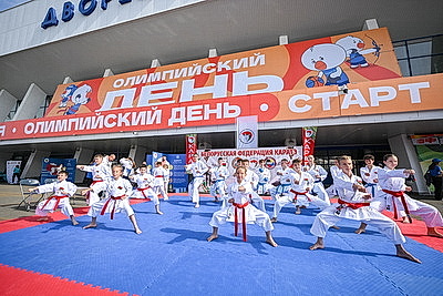 \"Рекорд посещаемости бьется каждый год\". У Дворца спорта отмечают Олимпийский день