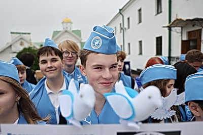 Сотни юных миротворцев собрались в центре Минска на линейку к Международному дню мира