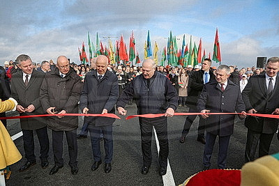 Лукашенко в Мозыре открыл обновленный мост через Припять