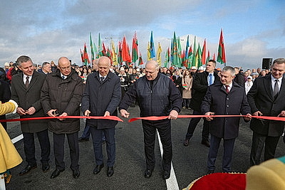 Лукашенко в Мозыре открыл обновленный мост через Припять