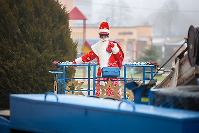 Новогодние подарки через окошки. Энергетики поздравили пациентов детской больницы Гродно