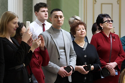 \"Сінявокая, чыстая, прыгожая\". Экскурсанты Дворца Независимости признались в любви к Беларуси