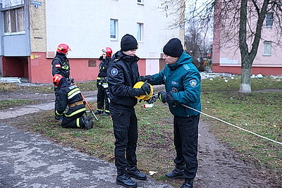 Спасатели работают на месте взрыва газа в Гомеле