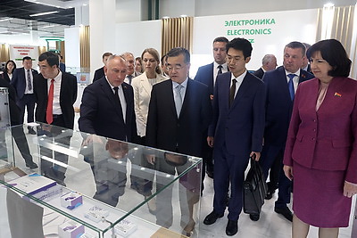 Парламентская делегация КНР посетила \"Першы нацыянальны гандлёвы дом\", Музей истории ВОВ и \"Великий камень\"