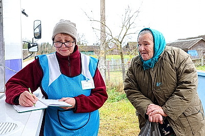 \"Продуктов вдоволь, заказы - в тетрадке\". Как автолавка делает жизнь на селе более комфортной