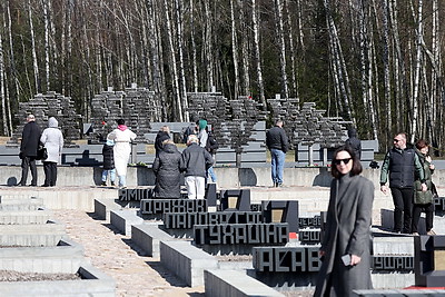 Колокола и людская скорбь. В день памяти Хатыни на мемориале возлагают цветы
