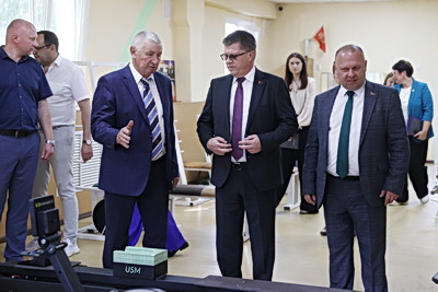 ФПБ подарила новые комбинированные гребные тренажеры для подготовки в Бресте юных спортсменов