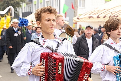 Памятник креветке, выставка караваев и подворий. В Белоозерске проходят \"Дажынкі-2025\"