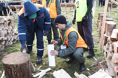 Невероятная атмосфера. Четвертый чемпионат по колке дров среди СМИ проходит в Минском районе