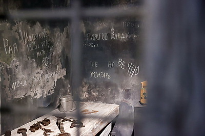 Участники медиатура \"Дорогами Победы\" презентовали Музею истории ВОВ копию уникального плаката