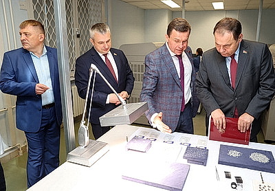 Развитие завода \"Кристалл\" обсудили в Гомеле