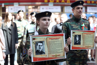 С военными песнями и танцами. Акция ко Дню Победы прошла на минском железнодорожном вокзале