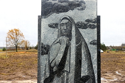 На братской могиле в Речицком районе трудится десант субботника