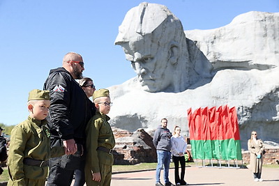 \"Мы помним и благодарны\". Мотоциклисты из Словакии и других стран ЕС посетили Брестскую крепость