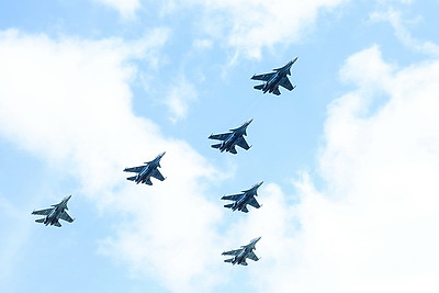 Летчики Беларуси и России провели в Минске тренировку воздушной части военного парада
