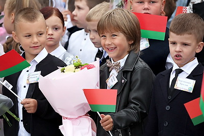 Современная и просторная. Новая школа в Боровлянах на 1 тыс. мест приняла первых учеников