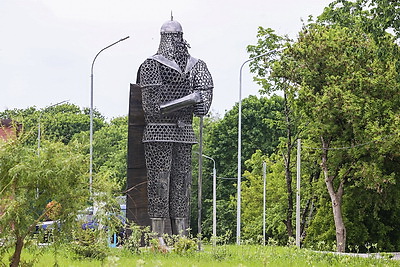 Восьмиметровую скульптуру богатыря установили в Воложине