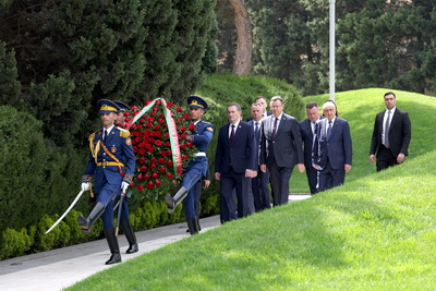 Дань памяти и уважения. Турчин возложил венки к знаковым монументам в Азербайджане