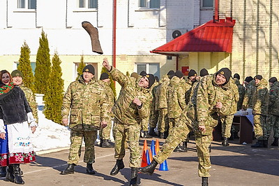 Тематические конкурсы и блины на разный вкус: военнослужащие в Могилеве встретили Масленицу