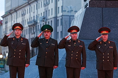 В Минске цветы и венки к монументу Победы возложили представители ГПК
